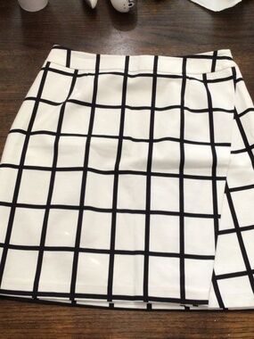 White House Black market skirt. Size 8. New condition.